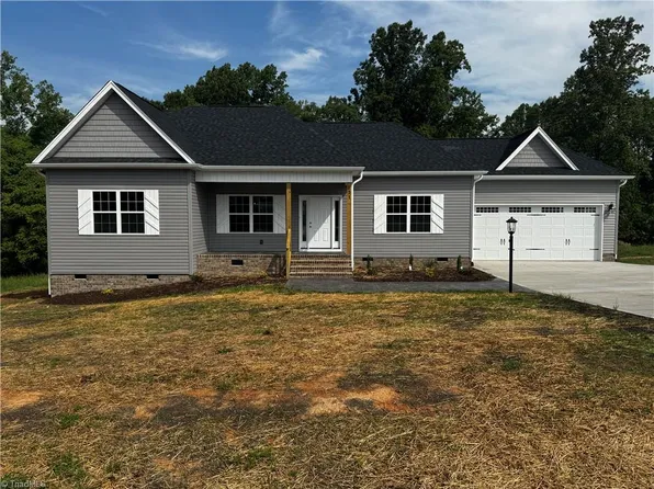 121 Legacy Ln, Eden, NC 27288