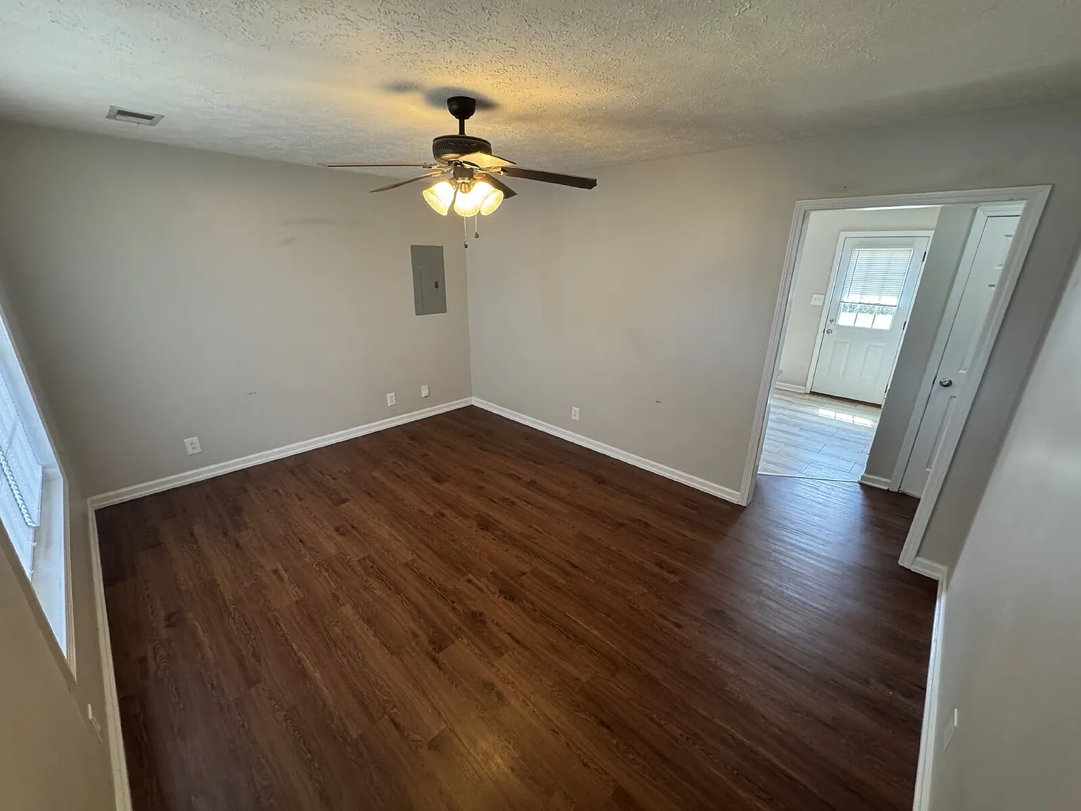 2 bed, 1.0 bath, 852 sqft, $1,095 — Photo 2