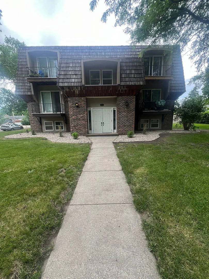 1105 Main Street North — Photo 2