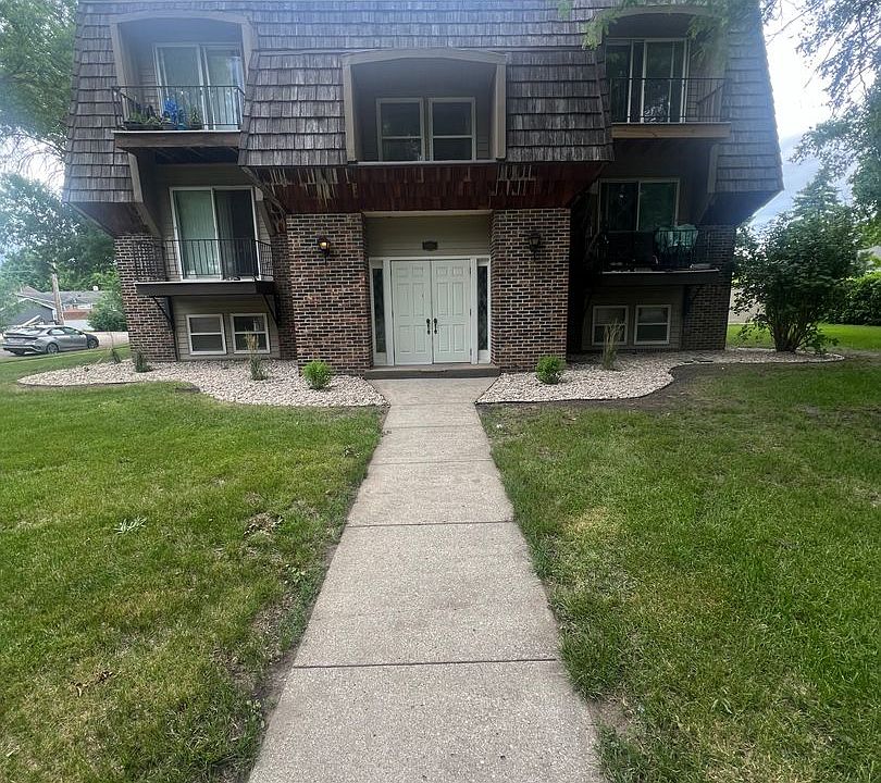 2nd image of 1105 N Main St