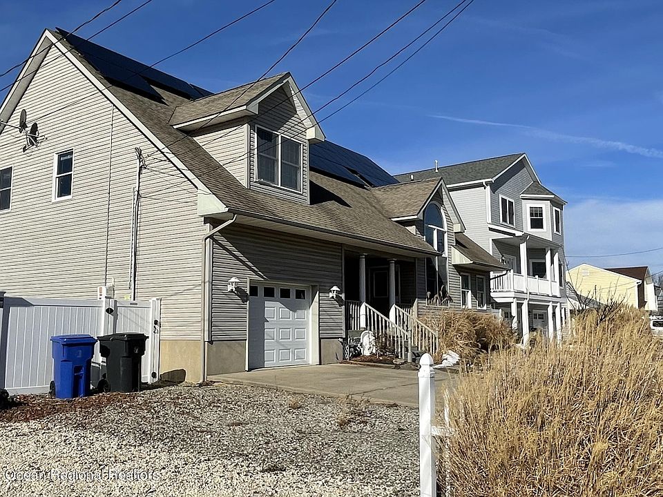 1st image of 28 Lagoon Dr W