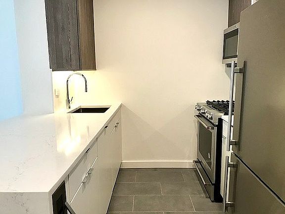 4th image of 520 W 43rd St APT 25G