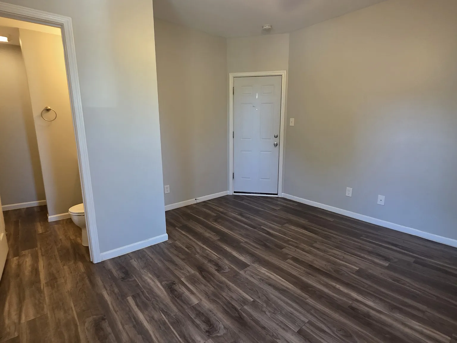Studio, $850 — Photo 1