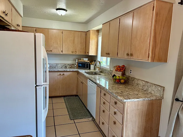 655 E 1300 N — Photo 11
