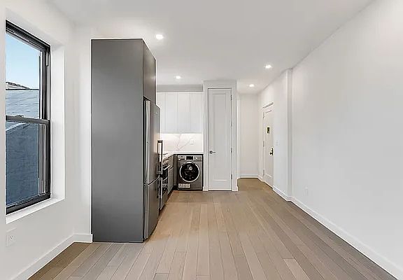 4th image of 15 Wyckoff St #18B