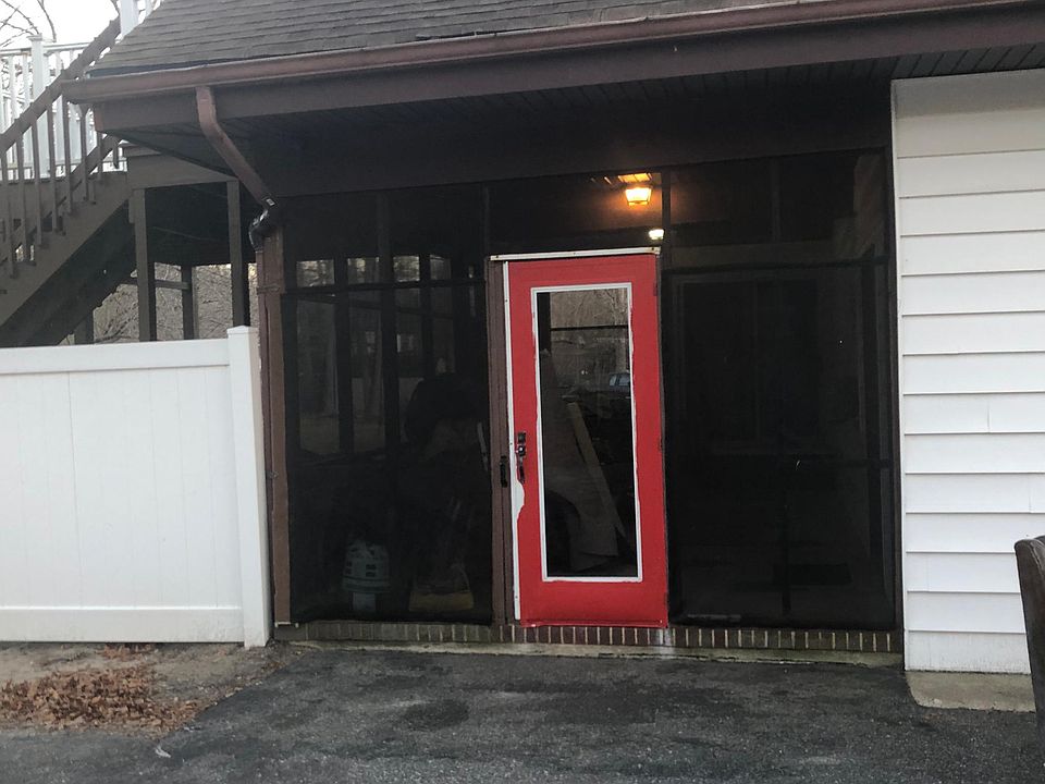 Screened in porch to Studio