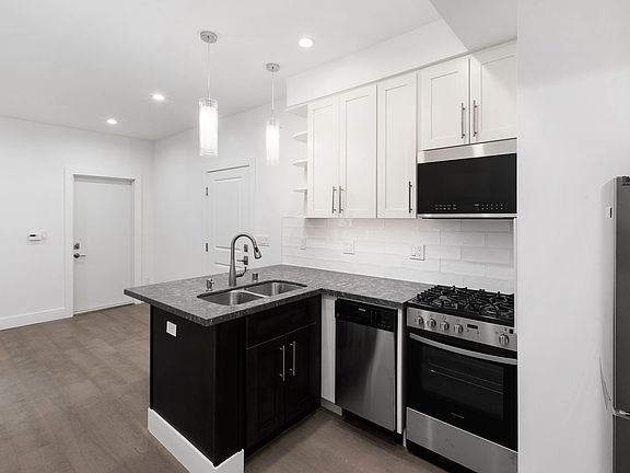 4th image of 1555 Oak St APT 3