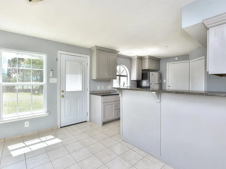 1202 Southwalk St — Photo 15