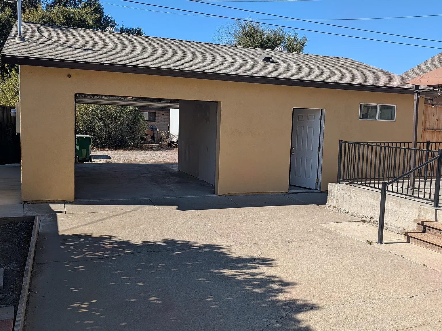 3 bed, 1.5 bath, 900 sqft, $2,200 — Photo 2