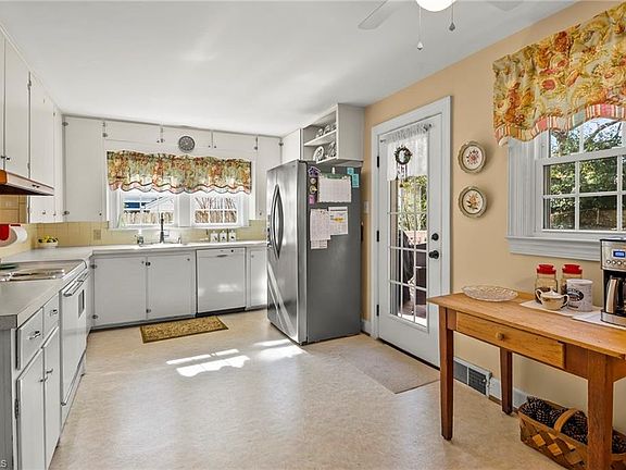 5th image of 1940 Robinhood Rd