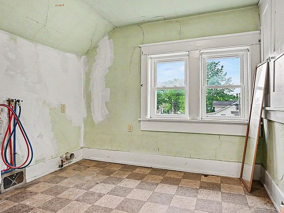 3rd image of 654 James St