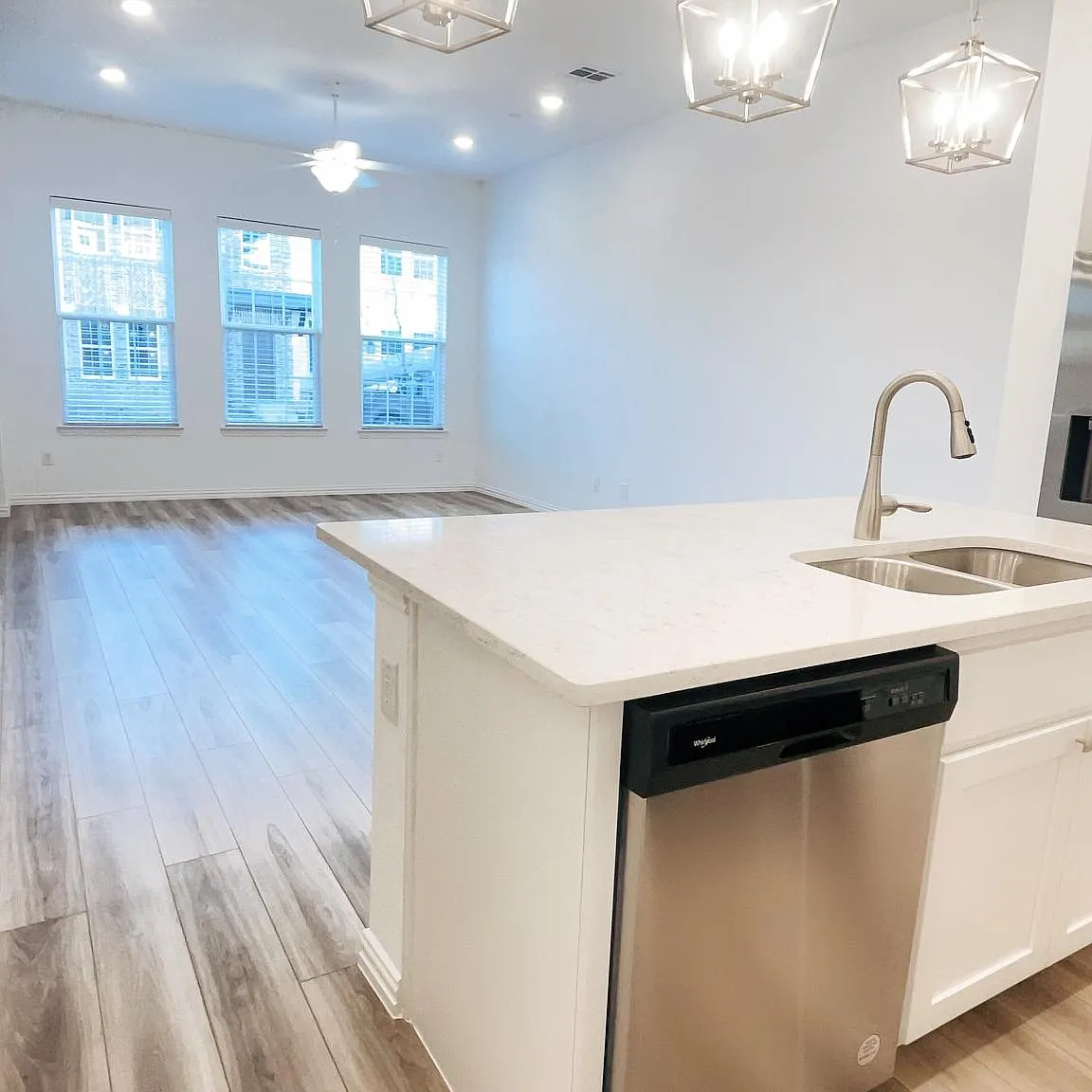 3 bed, 2.5 bath, 1674 sqft, $2,650 — Photo 4