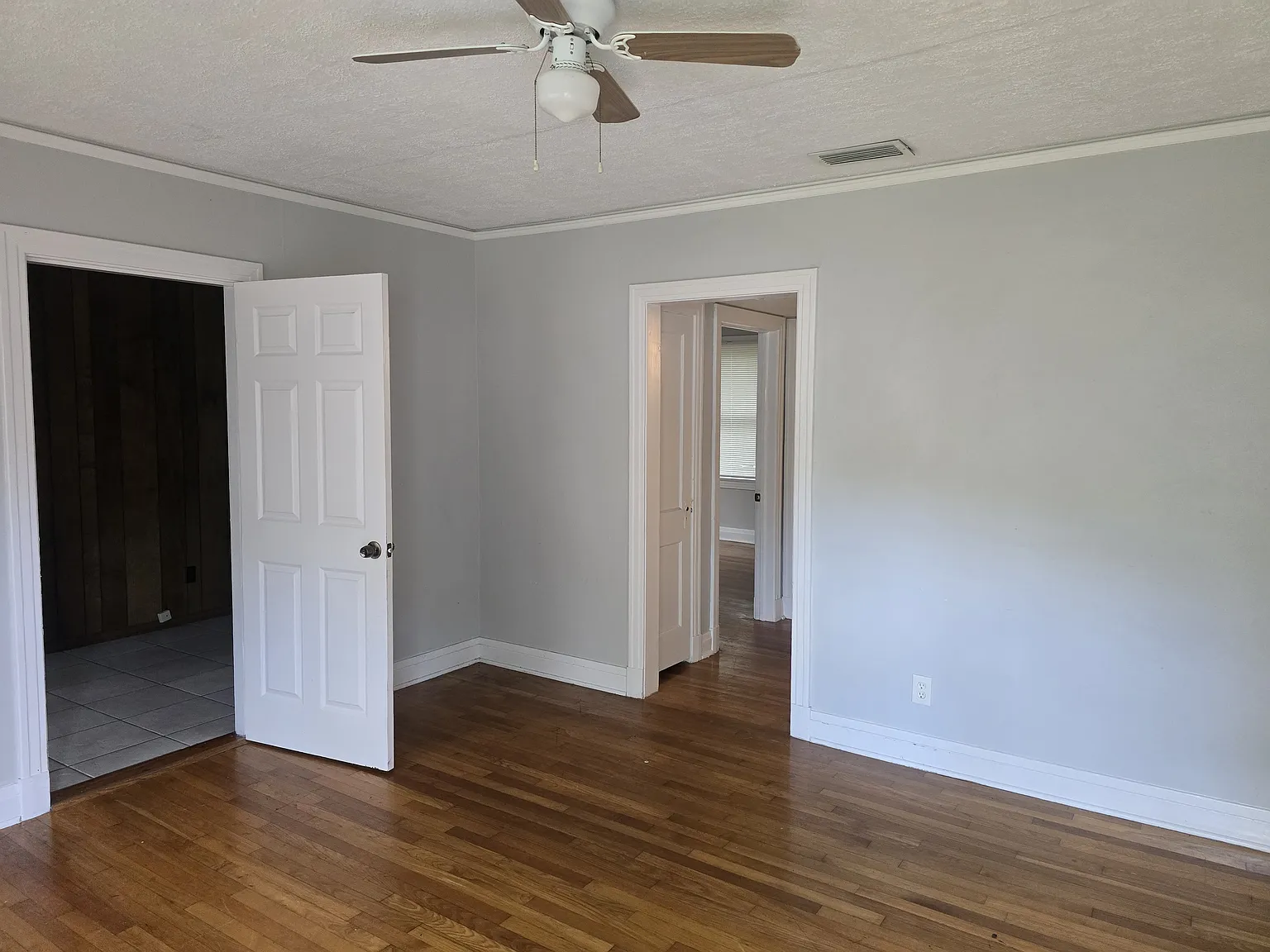 3 bed, 1100 sqft, $1,300 — Photo 1