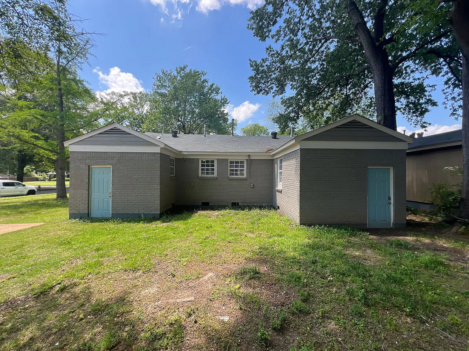 1460 Robin Hood Ln — Photo 4