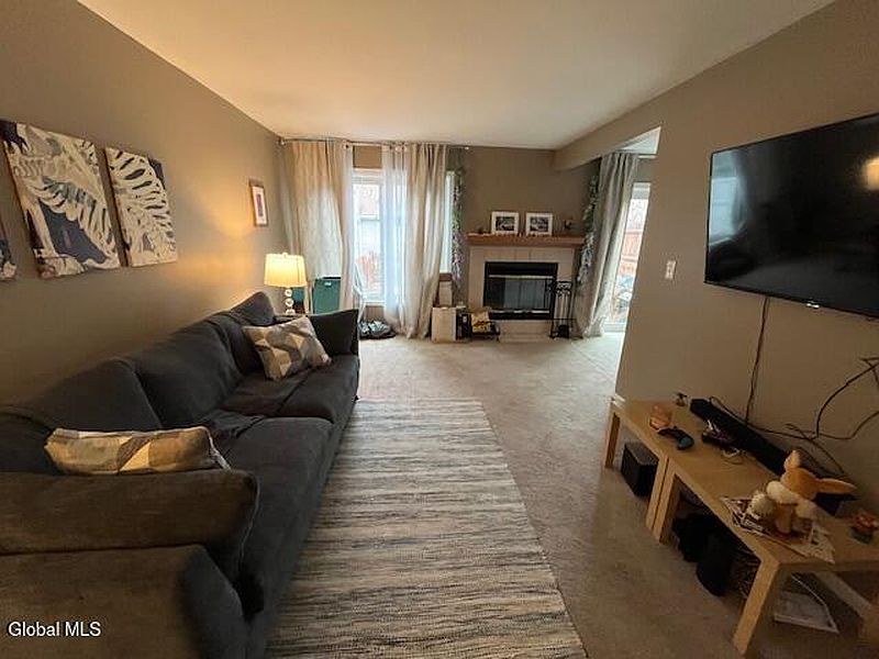4th image of 409 Antler Court