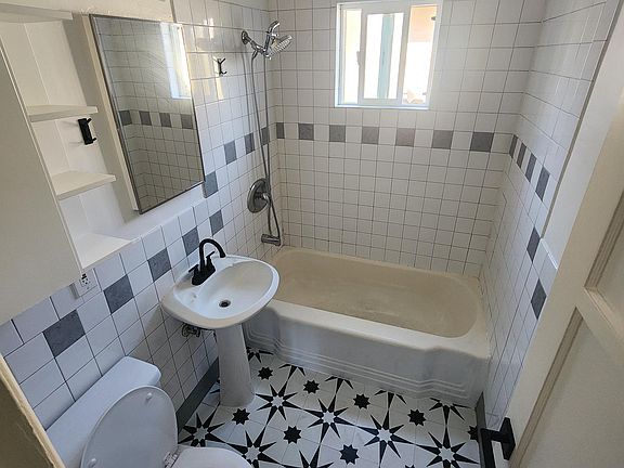 5th image of 841 Diamond St