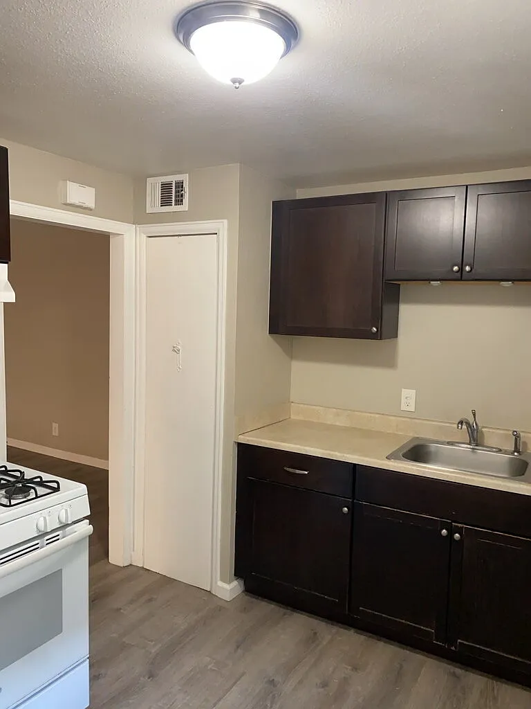 2 bed, 1.0 bath, 837 sqft, $1,595 — Photo 3