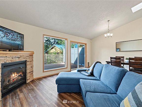3rd image of 410 E Emerald Lake Dr E