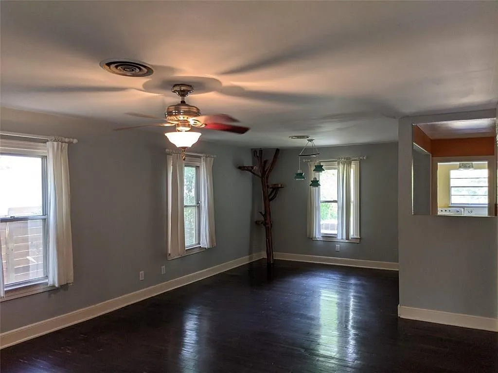 3 bed, 1.0 bath, 1308 sqft, $2,500 — Photo 3