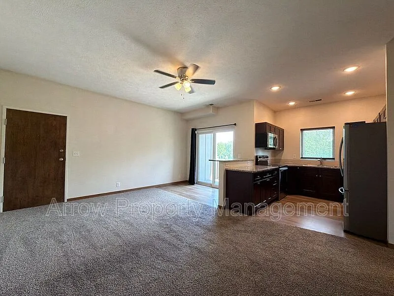 2 bed, 1.0 bath, 850 sqft, $1,325 — Photo 2