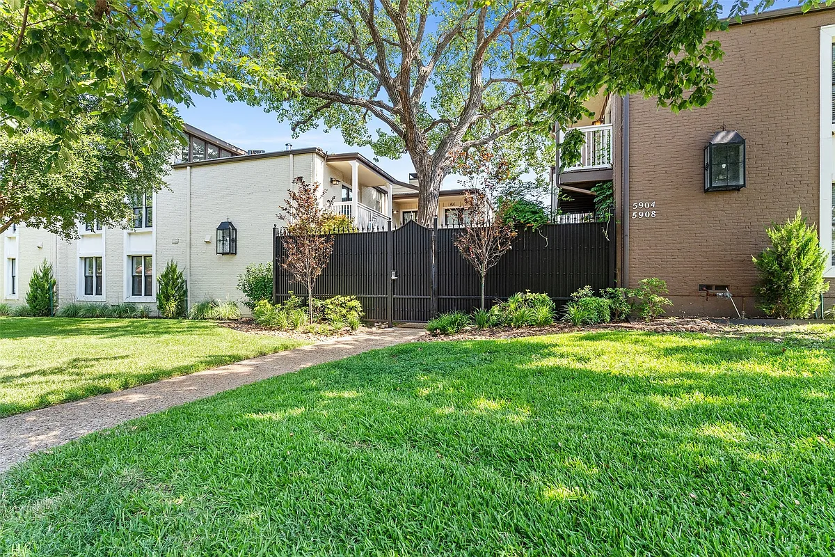 Building Photo - 5904 Sandhurst Ln #147