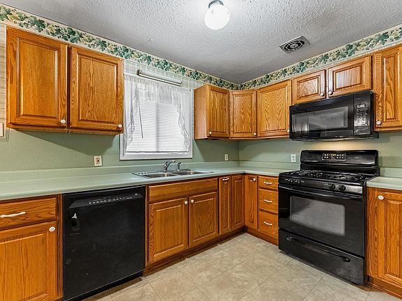 3rd image of 4439 Oaklawn St