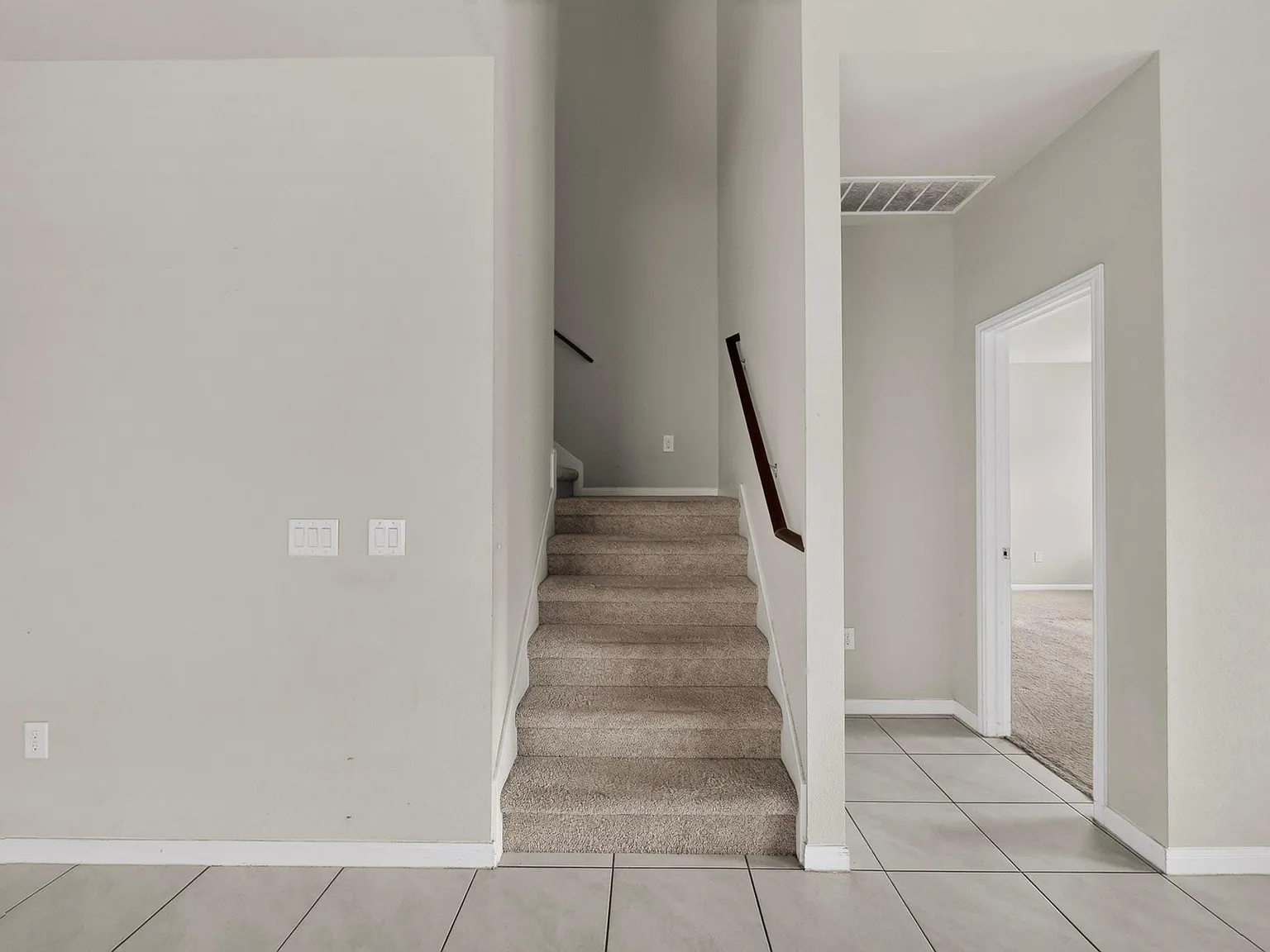 4 bed, 2.5 bath, 2361 sqft, $2,500 — Photo 3