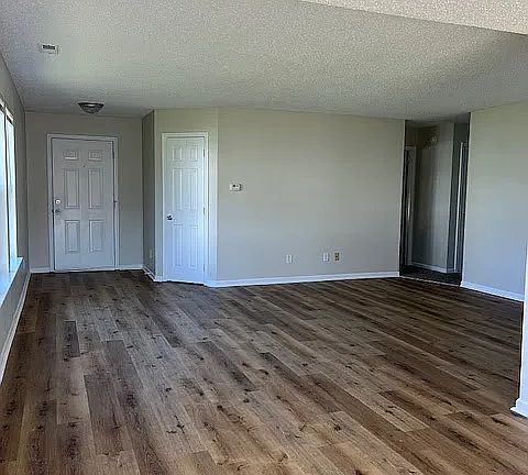 4th image of 38 Wyndham Ln