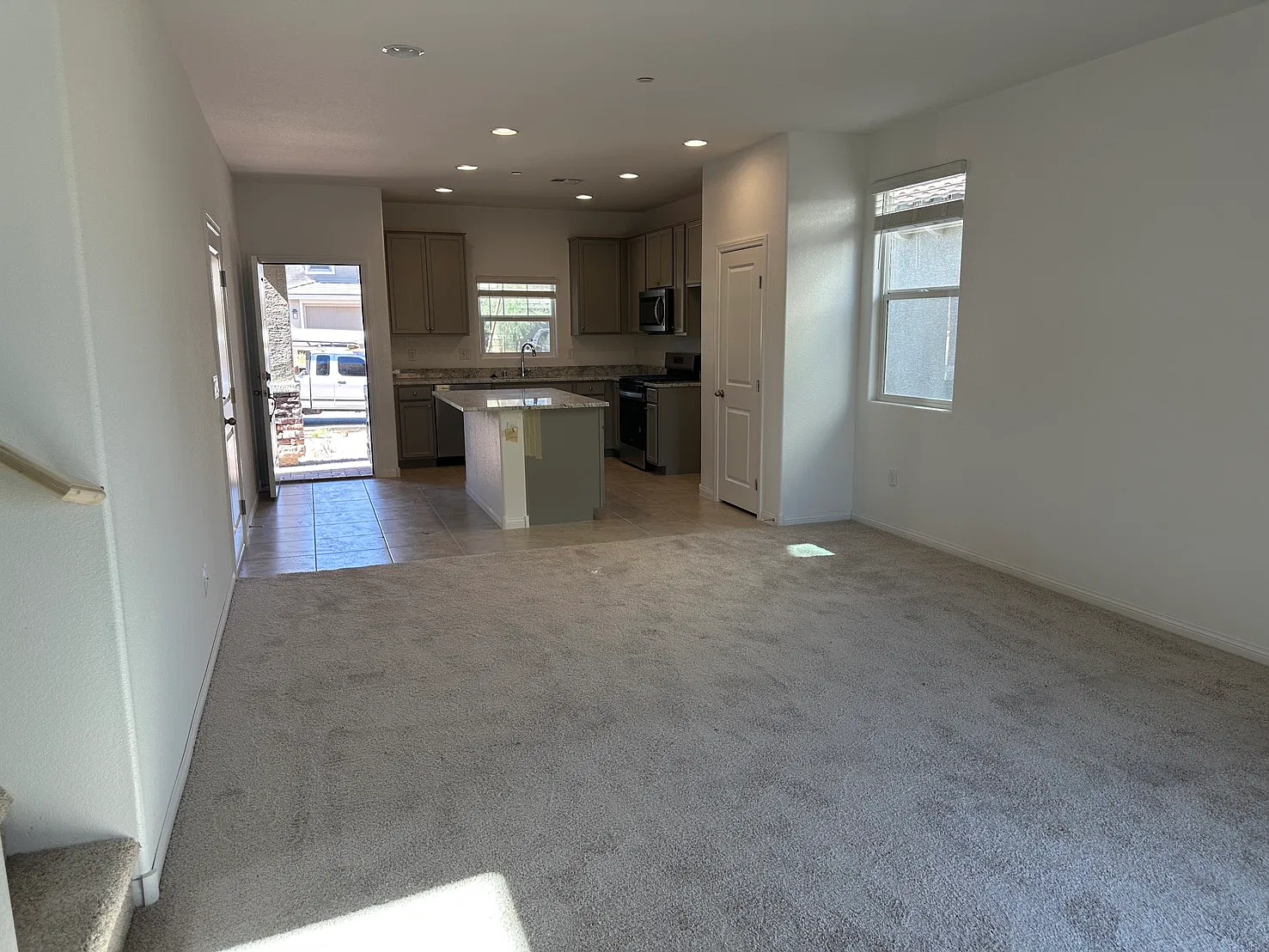 4 bed, 2.5 bath, 1400 sqft, $2,100 — Photo 4
