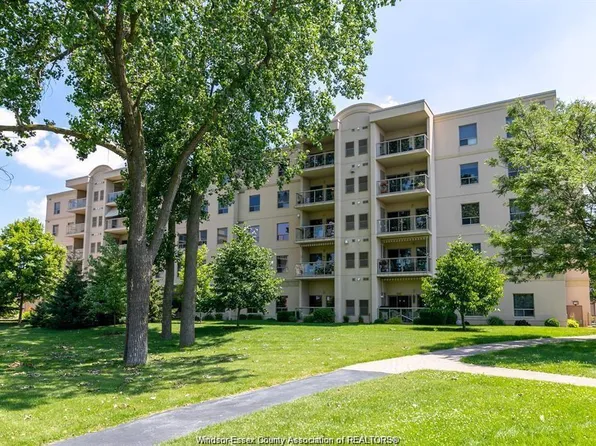 315 Village Grove Dr #103, Tecumseh, ON N8N 5G4