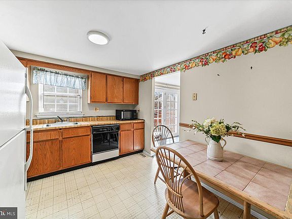 5th image of 15 Colonial Cir