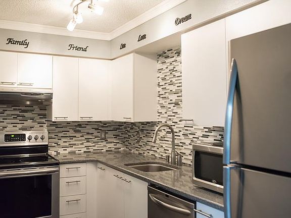 4th image of 701 Mirror Lake Dr N APT 211