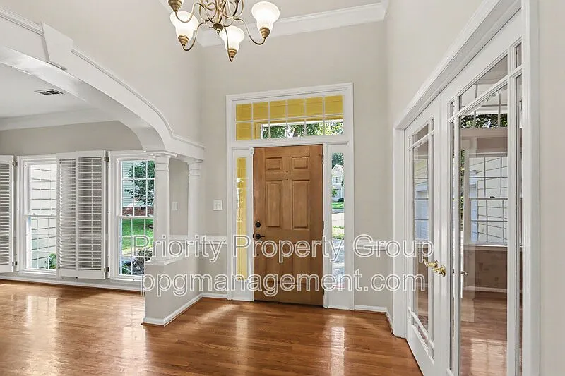 4 bed, 2.0 bath, 2502 sqft, $2,250 — Photo 2