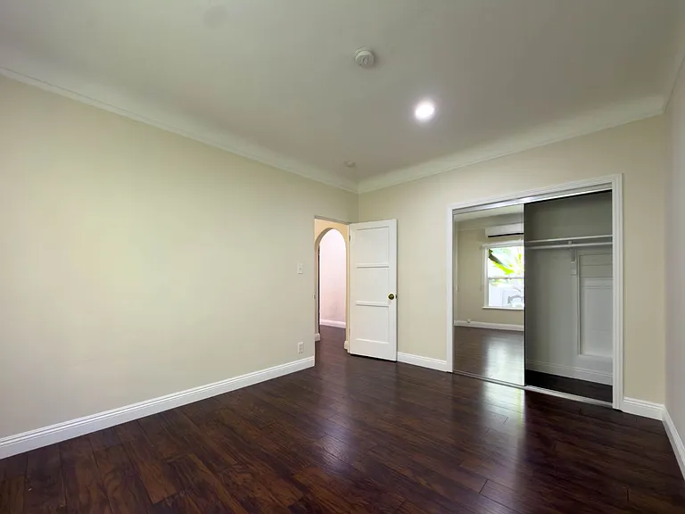 137 S Roxbury Dr — Photo 9