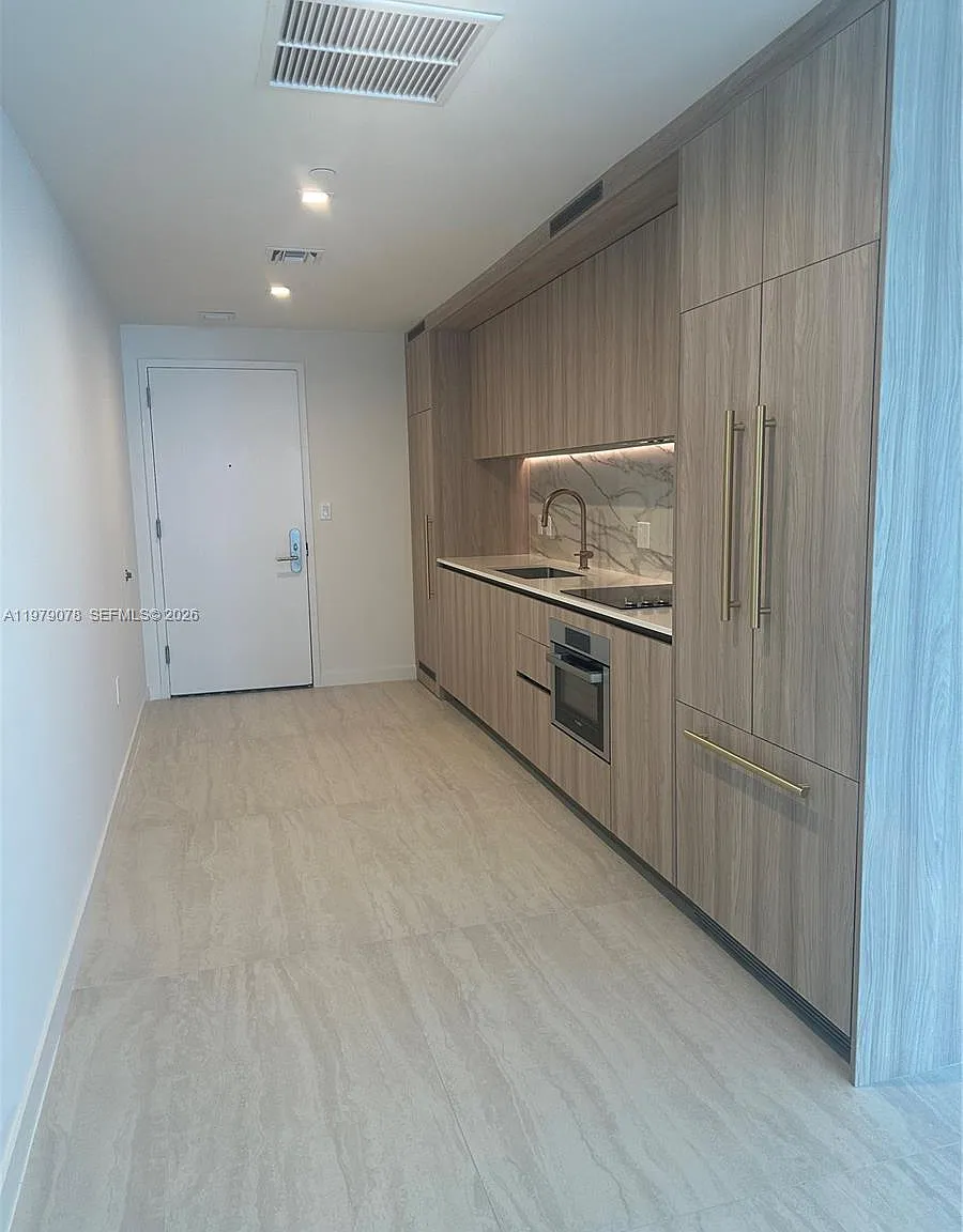 1 bed, 1.0 bath, 833 sqft, $4,000 — Photo 2