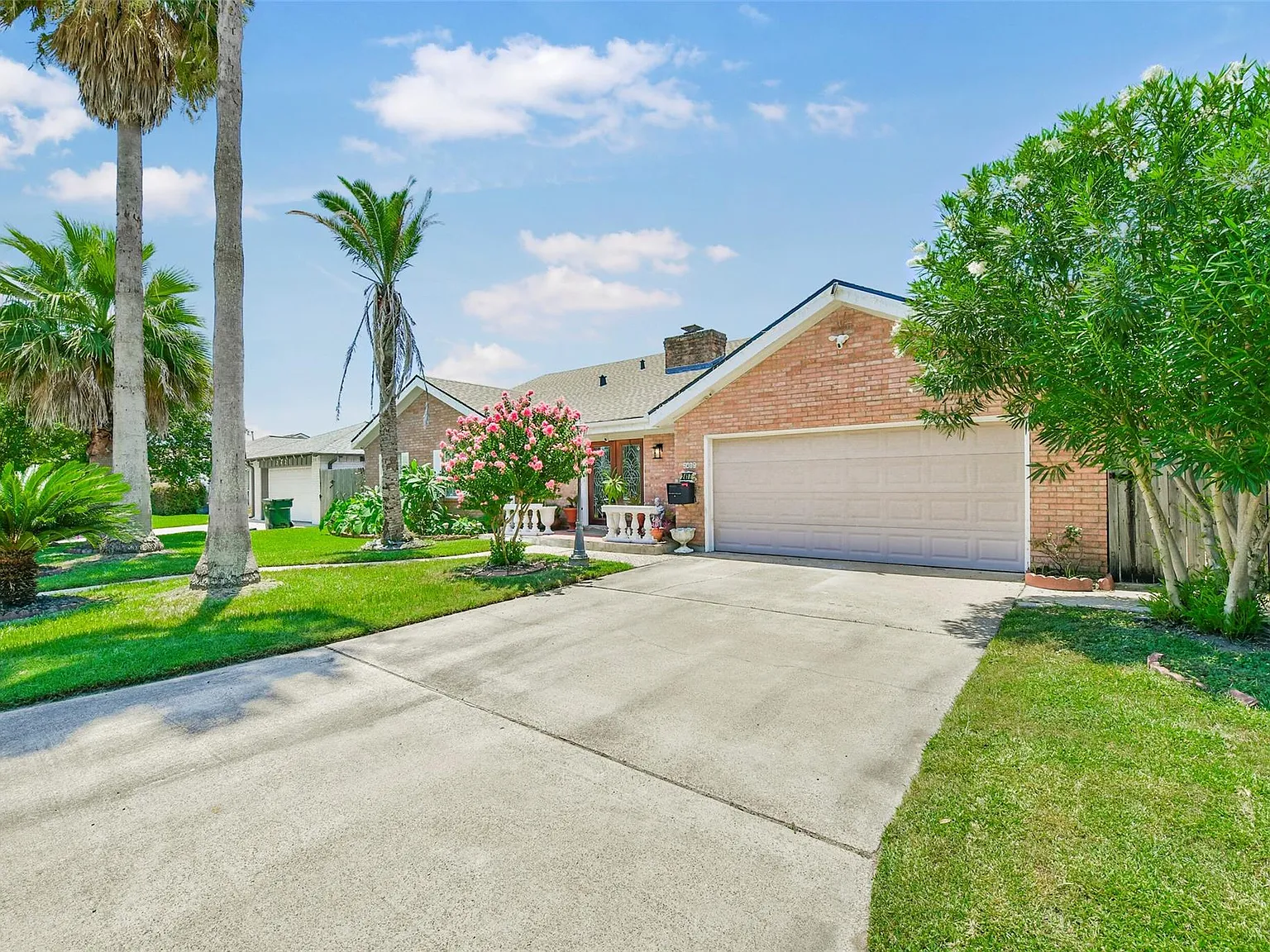4 bed, 2.0 bath, 3545 sqft, $4,000 — Photo 2