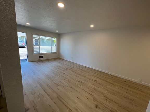 3rd image of 16430 SE Moon Ave #16418