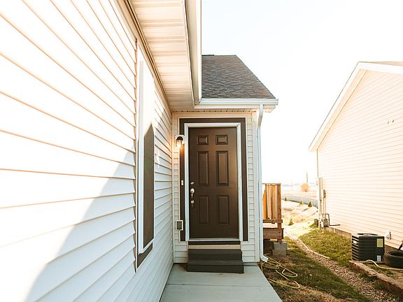 3rd image of 802 2nd St NE