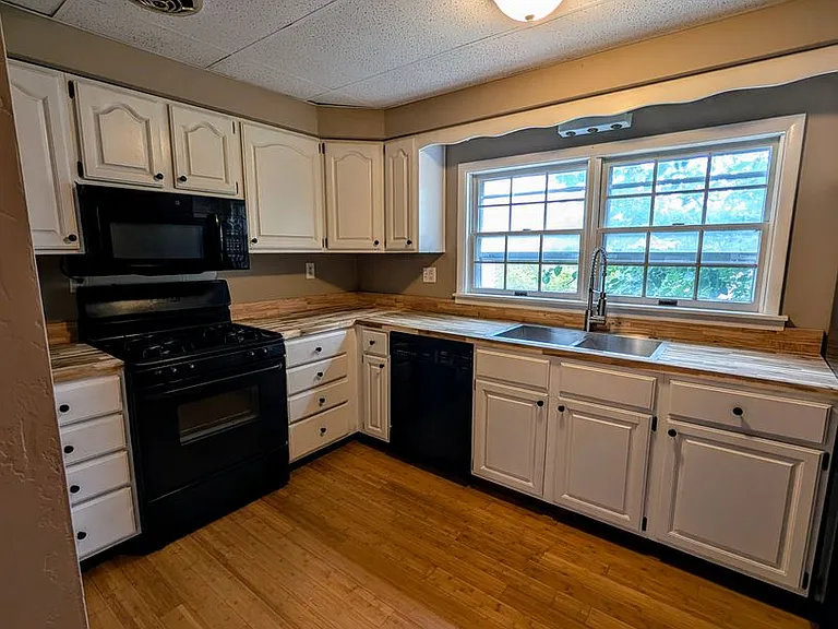 229 W Sycamore St — Photo 6