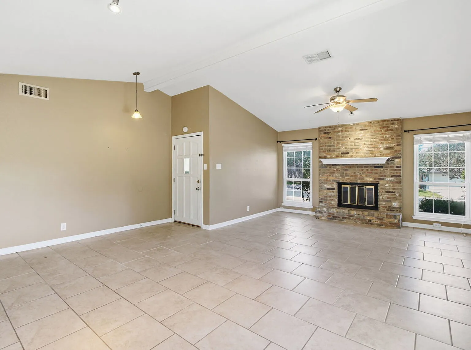 Corner-Lot Garden Home with Fireplace and Private Patio — Photo 3