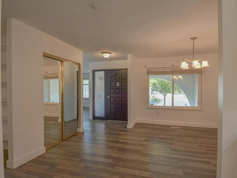 1321 Astoria Dr — Photo 9