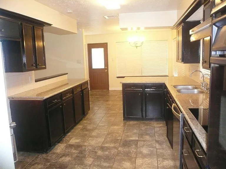 2826 Green Fields Dr — Photo 5