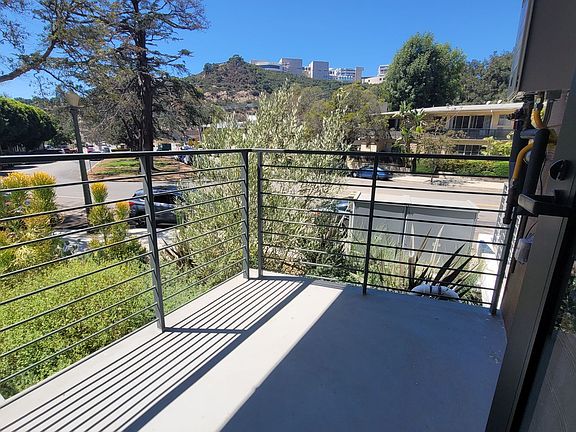 4th image of 862 Moraga Dr #204