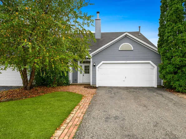 17 E Country Walk Dr #17, Round Lake, IL 60073