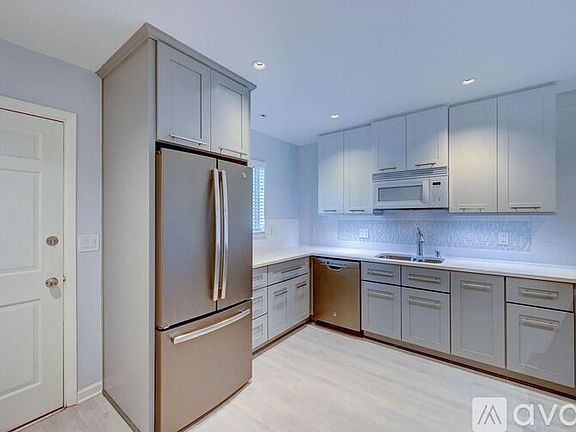 4th image of 1432 S Lakeside Dr APT 3
