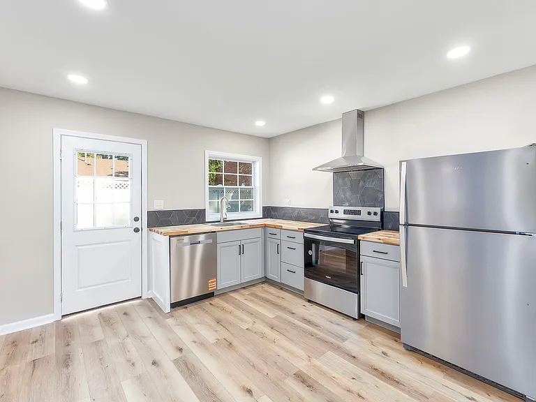 135 W Grand Ave #A — Photo 6