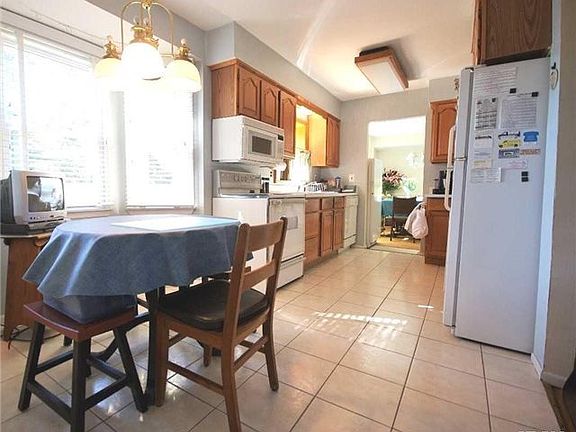 5th image of 10 Lancelot Ln