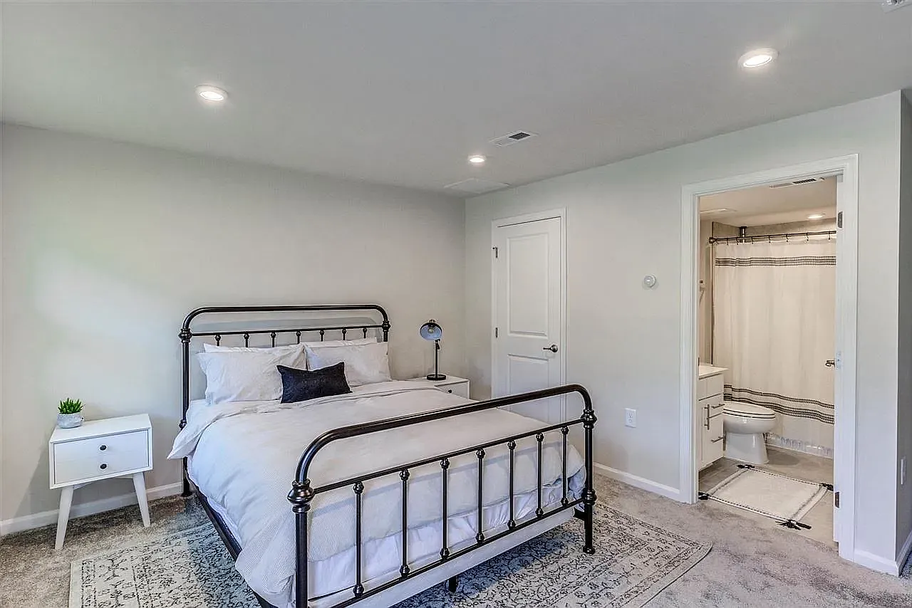 4 bed, 3.5 bath, 2220 sqft, $2,395 — Photo 3