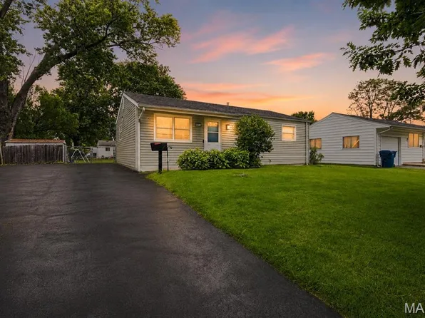 875 5th Plz, Florissant, MO 63031