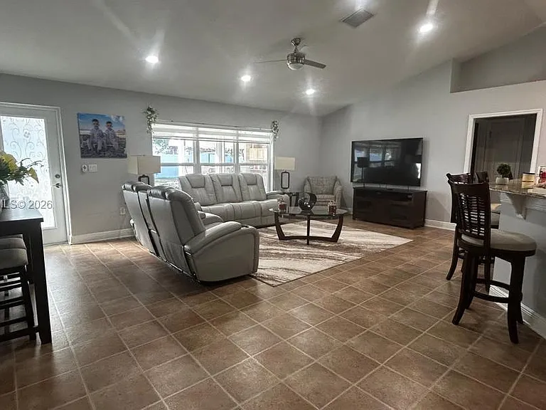 180 SW Voltair Ter — Photo 23